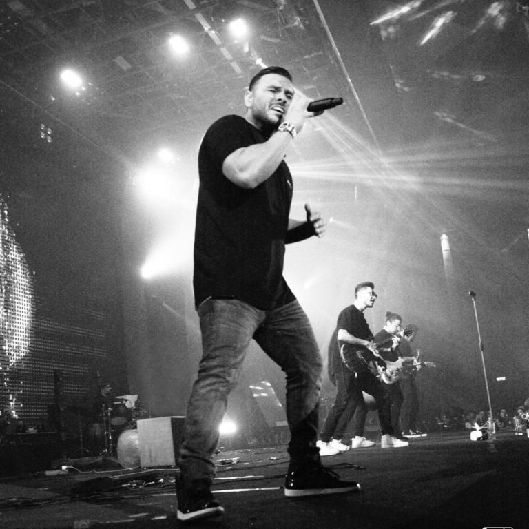 دانلود آهنگ آرمان زارعی بگو بینم (اجرای زنده)